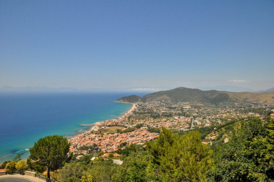 Il borgo fantasma con un solo abitante e i templi degli dei: 5 luoghi dove scoprire il Cilento tra borghi sul mare e siti UNESCO