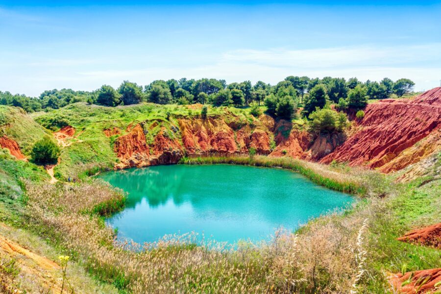 Sembra Marte ma è in Puglia: il segreto del laghetto dai colori alieni nascosto nel cuore del Salento a due passi da Otranto