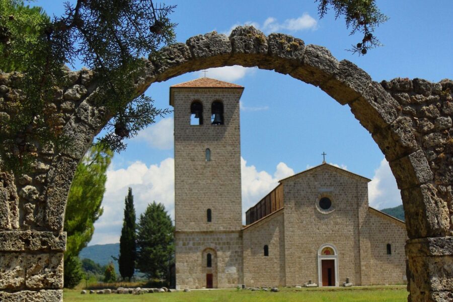 Altro che ‘il Molise non esiste’: la nostra scoperta di Castel San Vincenzo tra un’abbazia antica e un lago smeraldo