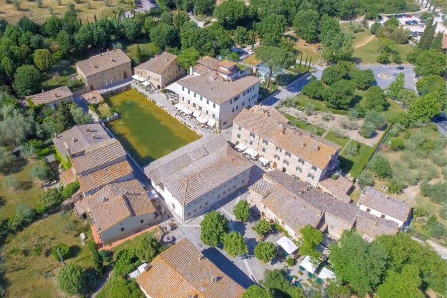 Ha una vasca di acqua termale al posto della piazza: il borgo termale della Val d’Orcia è tra i posti più incredibili d’Italia
