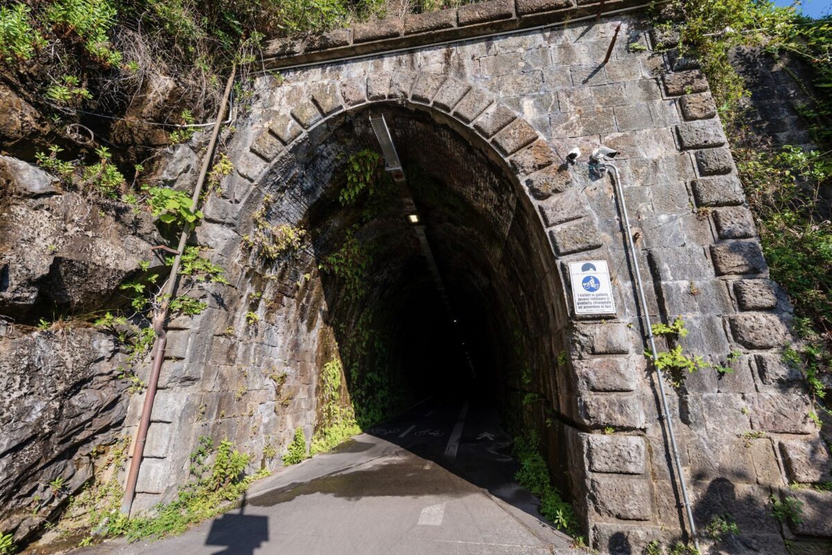 In Liguria le vecchie ferrovia abbandonate trasformate in piste ciclabili panoramiche a picco sul mare