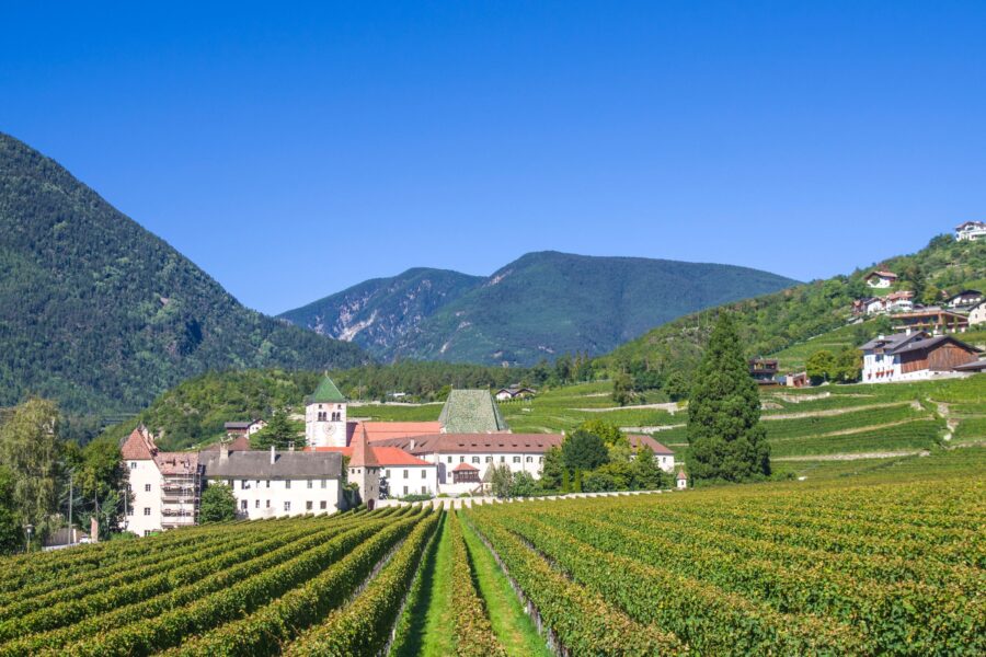 Questo antichissimo monastero a un passo da Bressanone è il gioiello nascosto tra vette e vigneti dell’Alto Adige