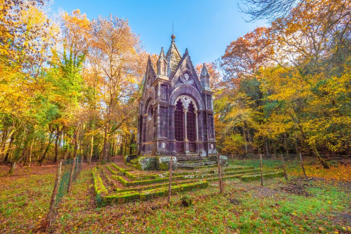 Gli americani lo chiamano il Bosco di Biancaneve, ma sembra più una fiaba dei Grimm: segreti e misteri del bosco-mausoleo gotico a due ore da Roma