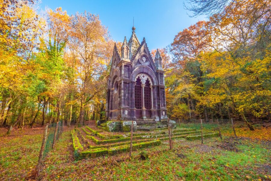 Gli americani lo chiamano il Bosco di Biancaneve, ma sembra più una fiaba dei Grimm: segreti e misteri del bosco-mausoleo gotico a due ore da Roma