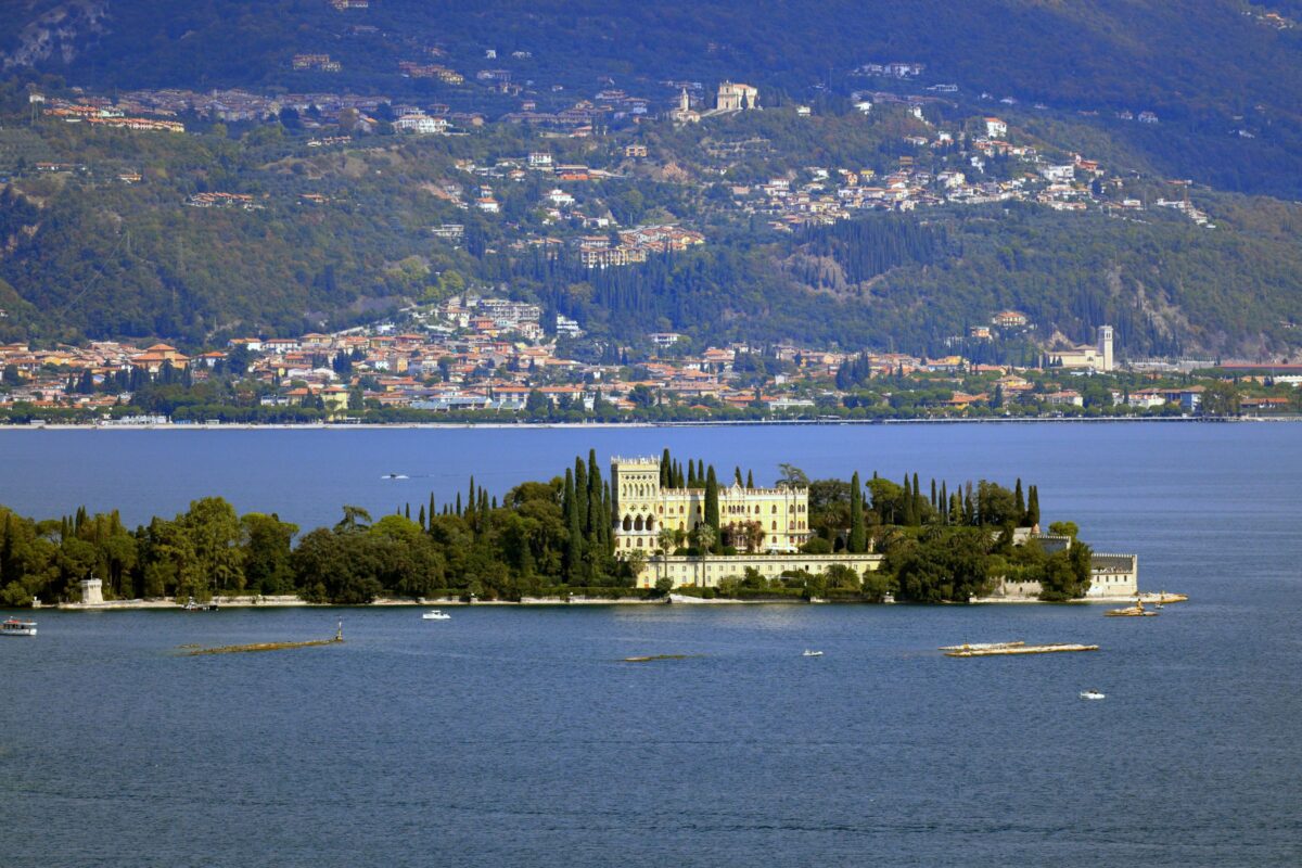 Sembra una piccola Venezia gotica, ma è un’isola segreta sul lago: come visitare l’isola privata più esclusiva del Garda