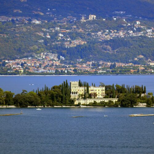 Sembra una piccola Venezia gotica, ma è un’isola segreta sul lago: come visitare l’isola privata più esclusiva del Garda