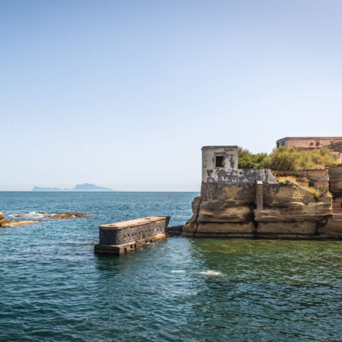 La piccola Atlantide partenopea: al largo di Napoli c’è un’isola maledetta dove regnano leggende e misteri