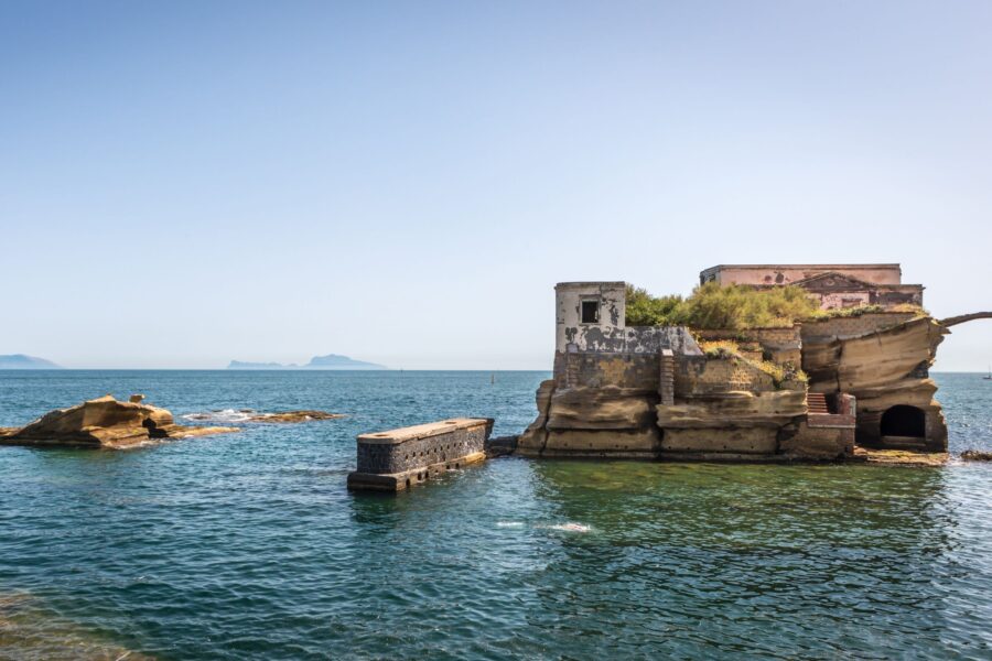 La piccola Atlantide partenopea: al largo di Napoli c’è un’isola maledetta dove regnano leggende e misteri