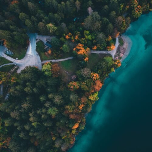 Il lago che si tinge di rosso è il ‘gioiello’ delle Dolomiti perfetto per ammirare il foliage