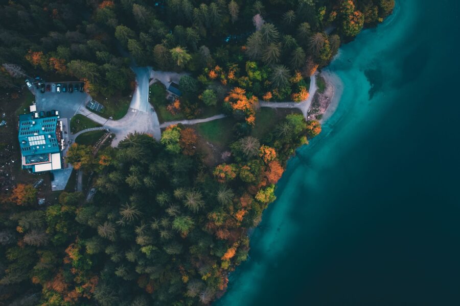 Il lago che si tinge di rosso è il ‘gioiello’ delle Dolomiti perfetto per ammirare il foliage