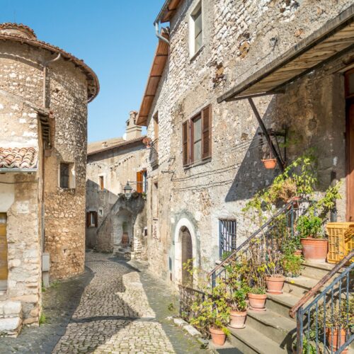 Sembra un set fantasy, ma è a due passi da Roma: il borgo-castello che ospitò papi e re è un vero gioiello medievale nascosto