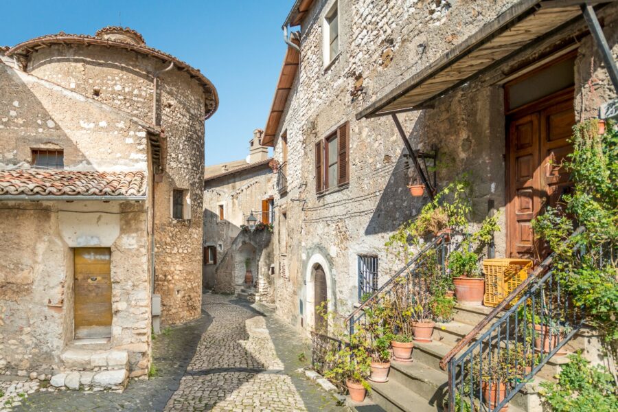 Sembra un set fantasy, ma è a due passi da Roma: il borgo-castello che ospitò papi e re è un vero gioiello medievale nascosto