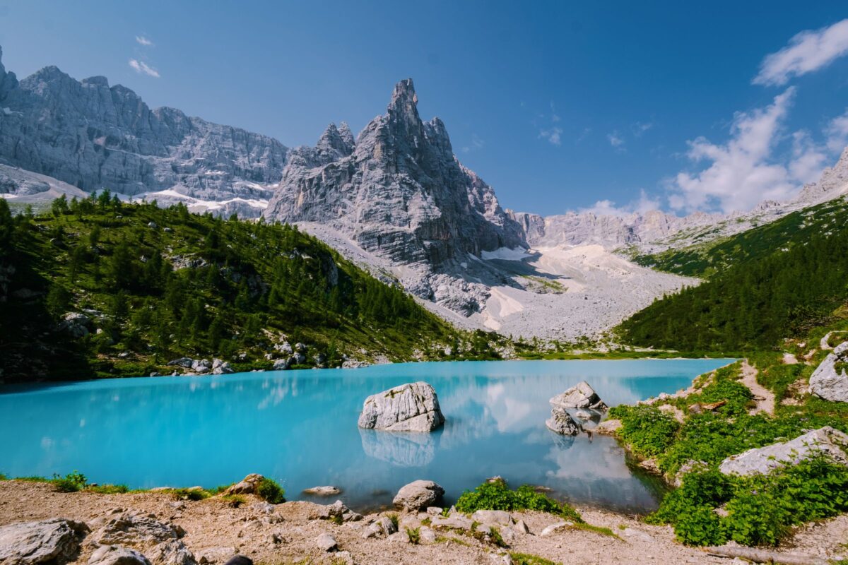 A quasi 2000 metri c’è il lago alpino più assurdo d’Italia: è così azzurro da sembrare finto, ma è tutto vero